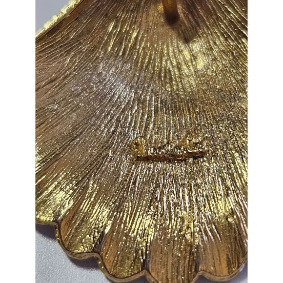 Direction One white and gold tone shell pendant - Picture 4 of 10